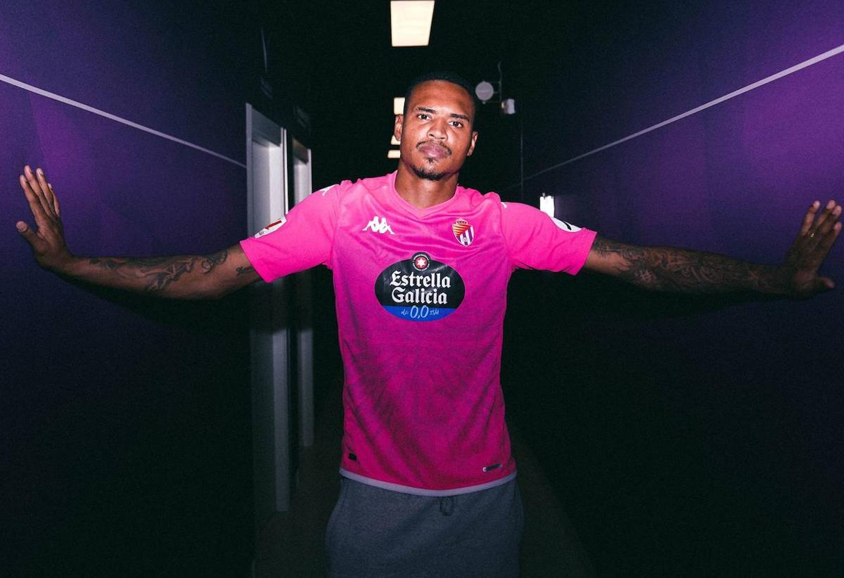 Jon Maciel posa con su nueva camiseta en el interior del estadio Zorrilla.