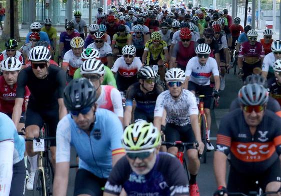 El pelotón de la Marcha Ciclodeportiva Pedro Delgado da las primeras pedaladas por el casco urbano de Segovia.