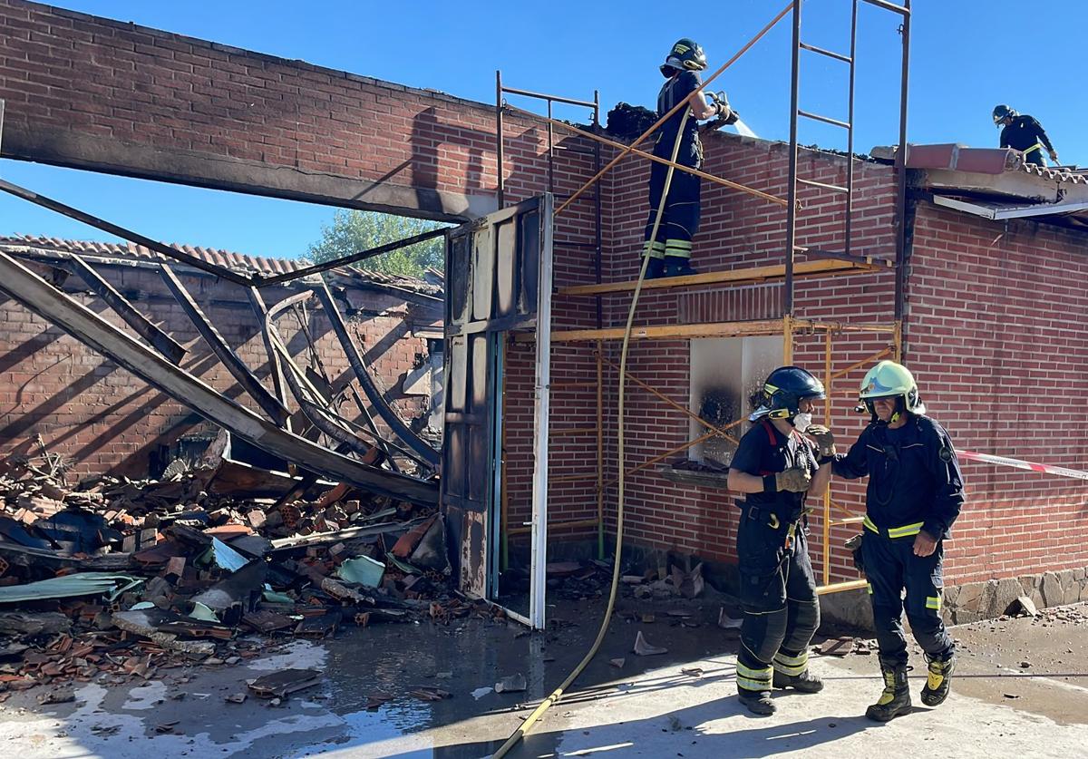 Los bomberos en el lugar del incendio.