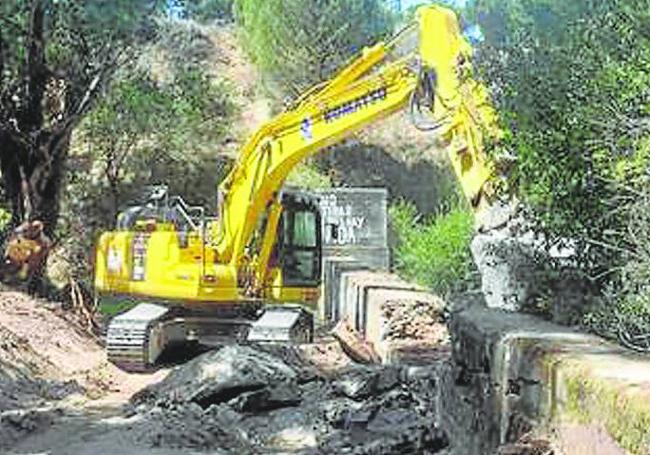 Excavadora en el entorno de la presa de Nava de la Asunción.