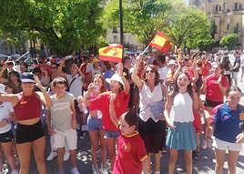 Aficionados segovianos congregados en la pantalla instalada en la Plaza Mayor celebran la victoria de la selección femenina de fútbol en el Mundial.
