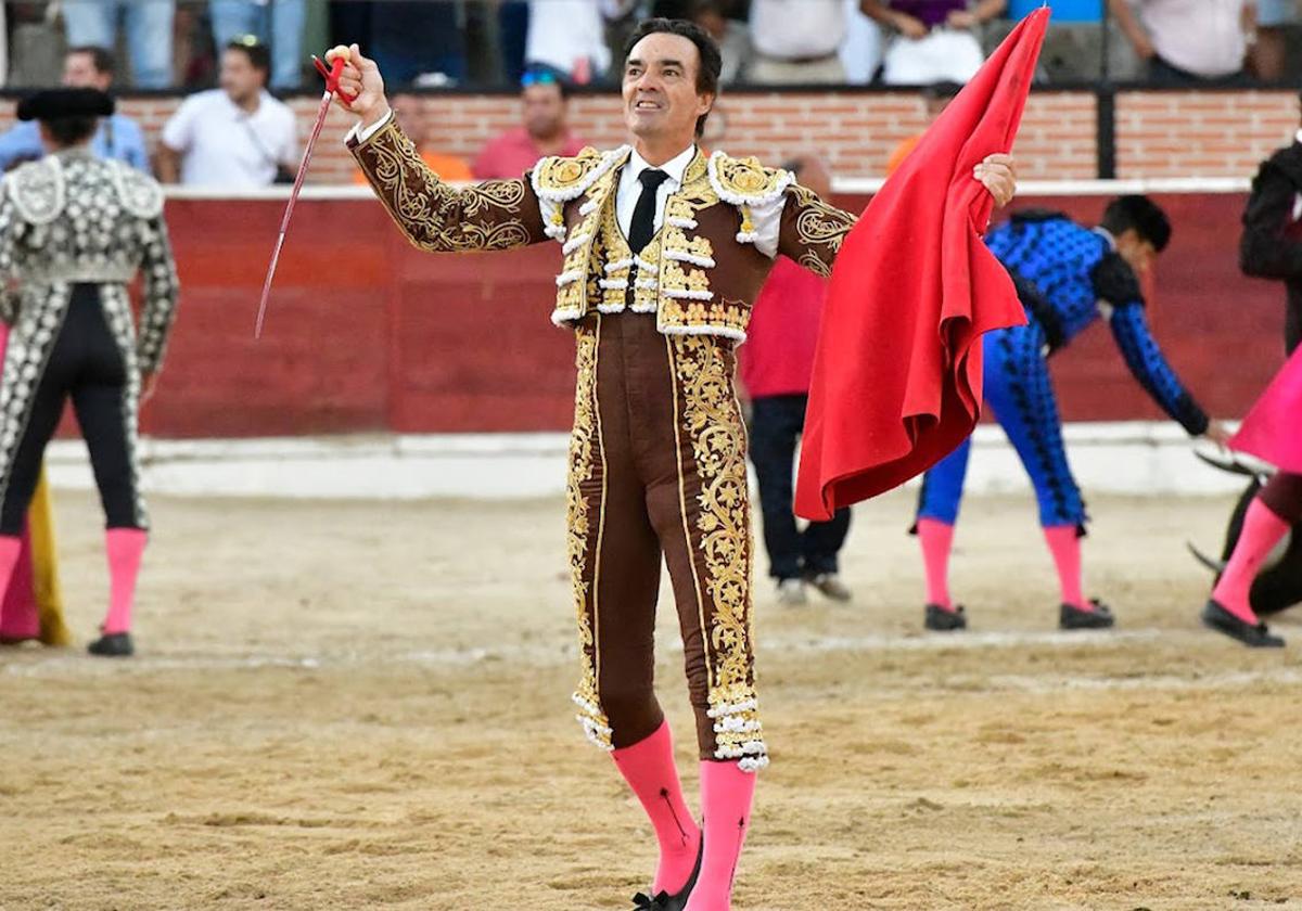 El Cid saluda al público tras estoquear a uno de los toros de su lote en la corrida de El Espinar.