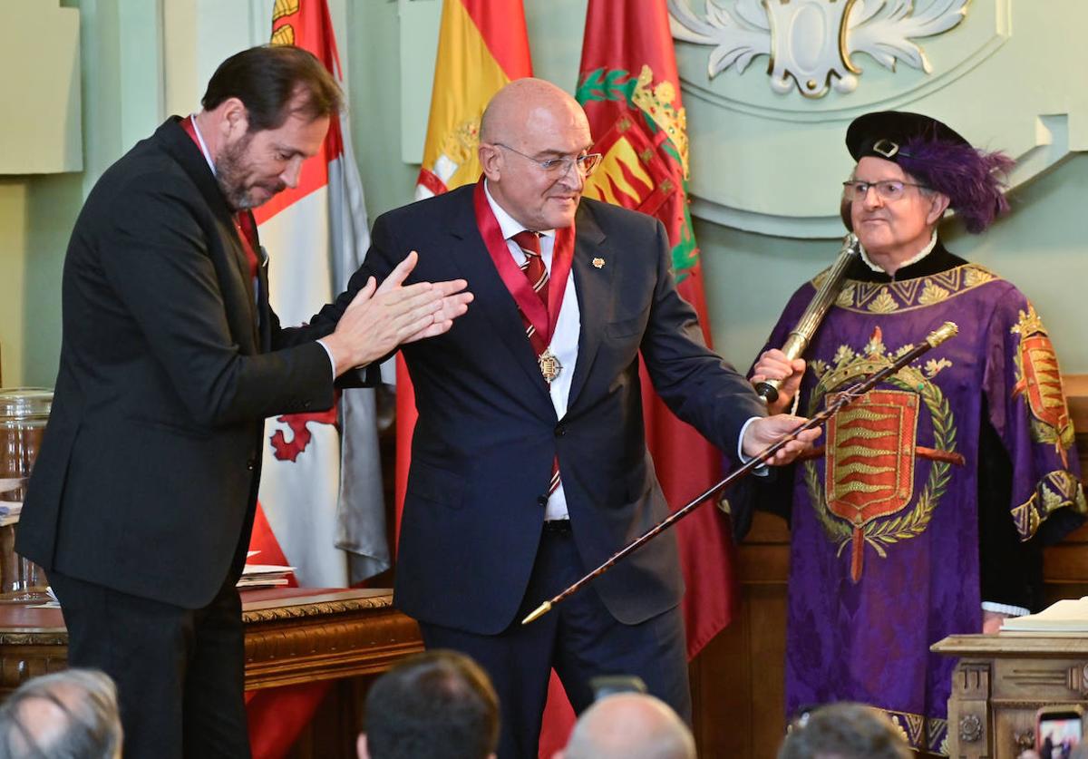 Jesús Julio Carnero, en su toma de posesión, recibe el bastón de mando de manos del anterior alcalde, Óscar Puente.