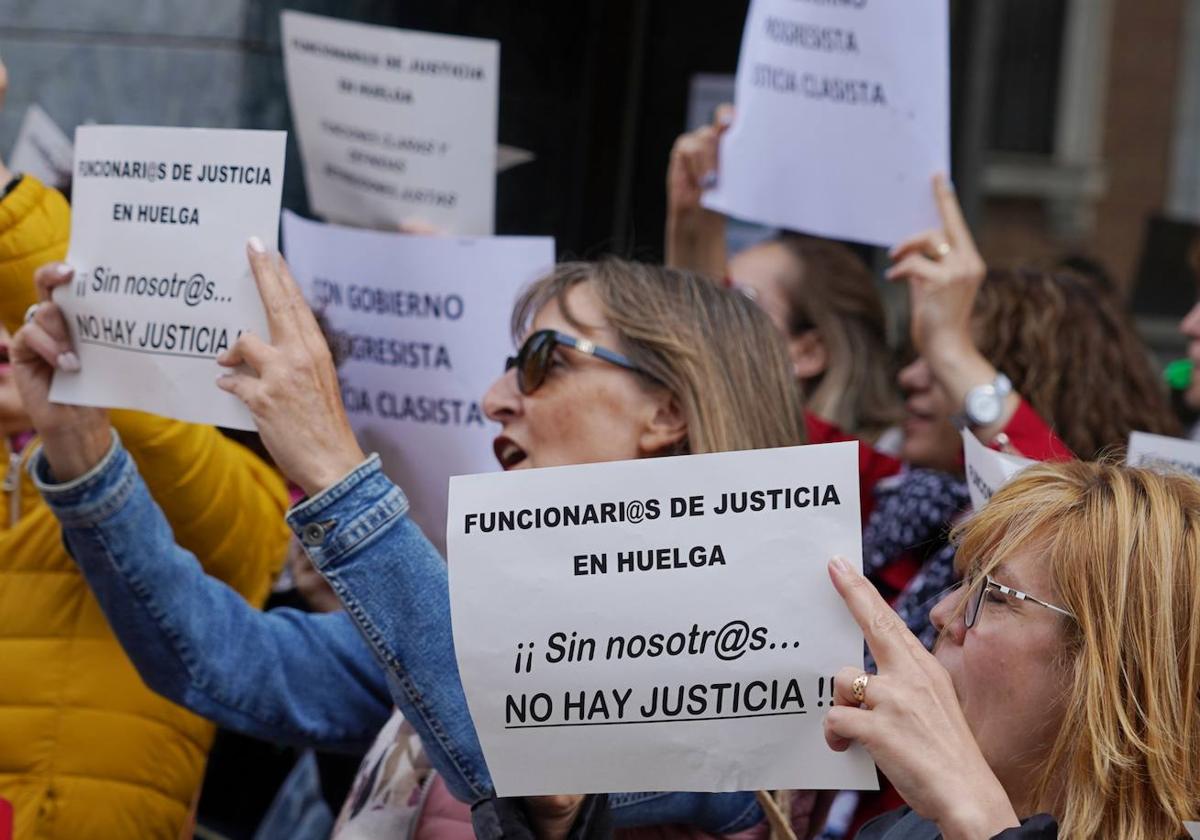 Funcionarios de Justicia concentrados frente a los juzgados de Valladolid durante una jornada de huelga el pasado mes de mayo.