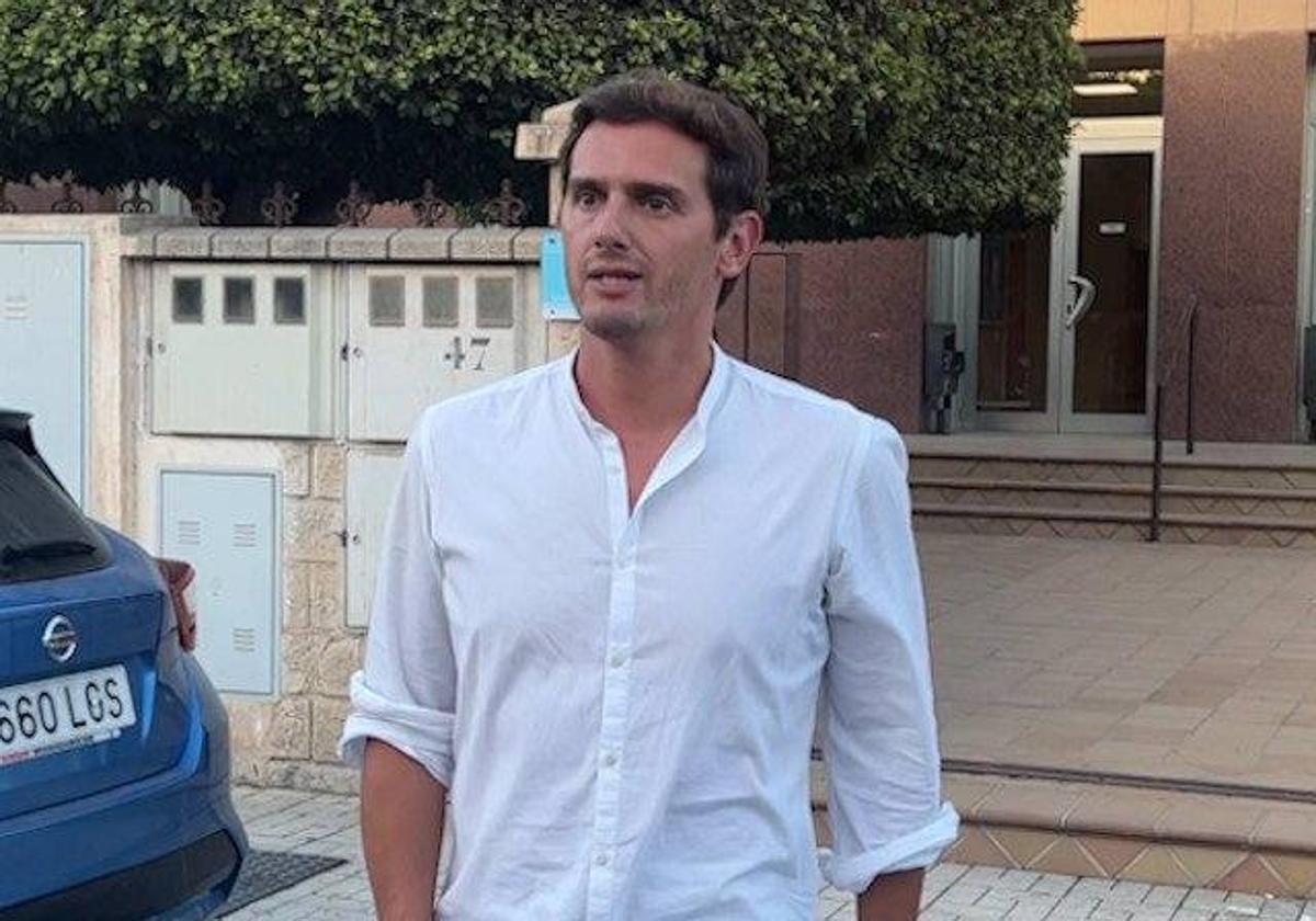 Albert Rivera atendió a los medios para decir cómo se encuentra él y su familia.