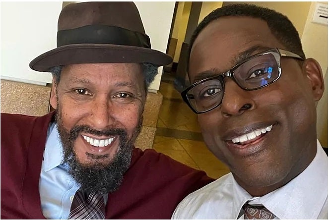 Ron Cephas Jones (a la izquierda).