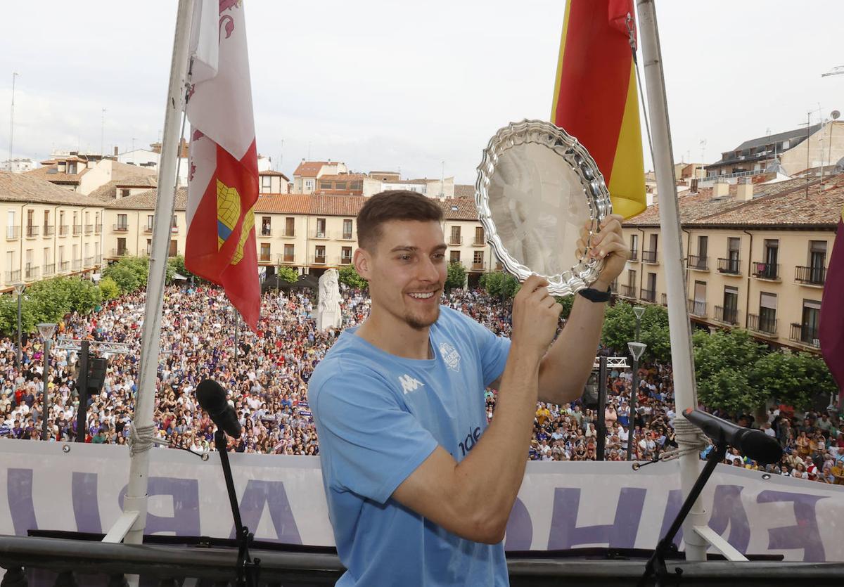 Chumi Ortega, en el balcón del Ayuntamiento, con el trofeo del ascenso a ACB.