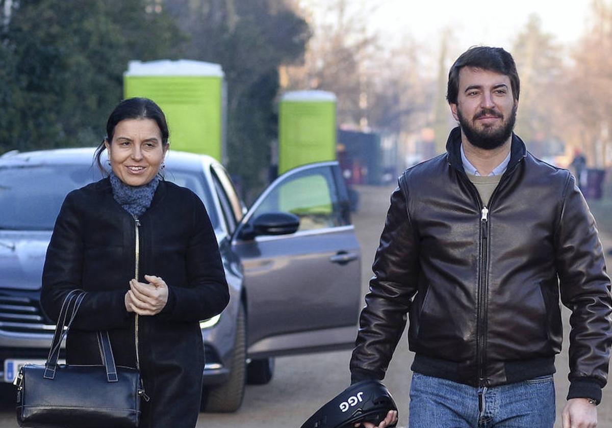 El vicepresidente de la Junta de Castilla y León, Juan García-Gallardo junto a su jefa de gabinete, Montserrat Lluís.