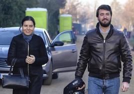 El vicepresidente de la Junta de Castilla y León, Juan García-Gallardo junto a su jefa de gabinete, Montserrat Lluís.