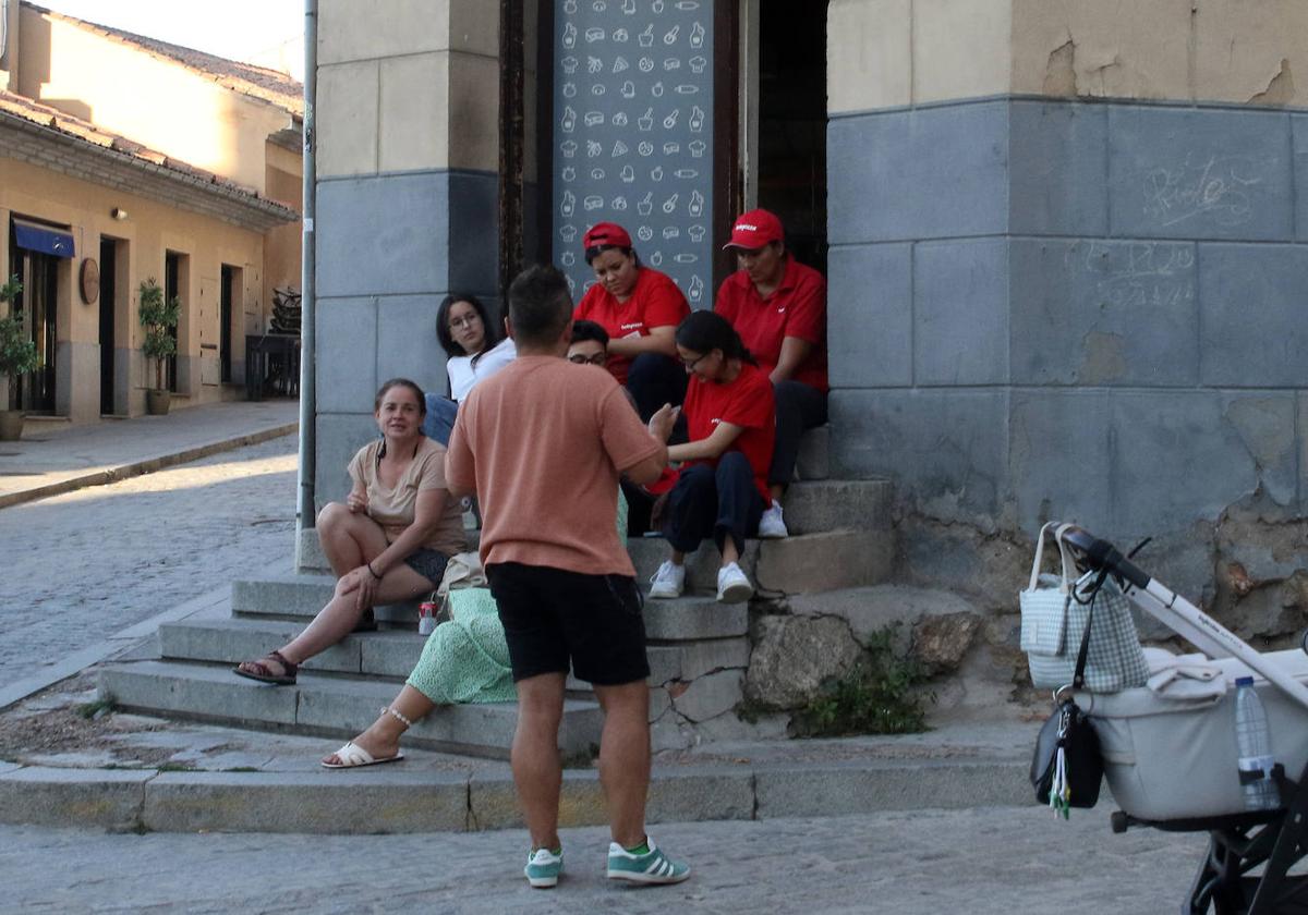 Trabajadores del Telepizza de Ochoa Ondategui, a la puerta del local, esperan el regreso de la luz.