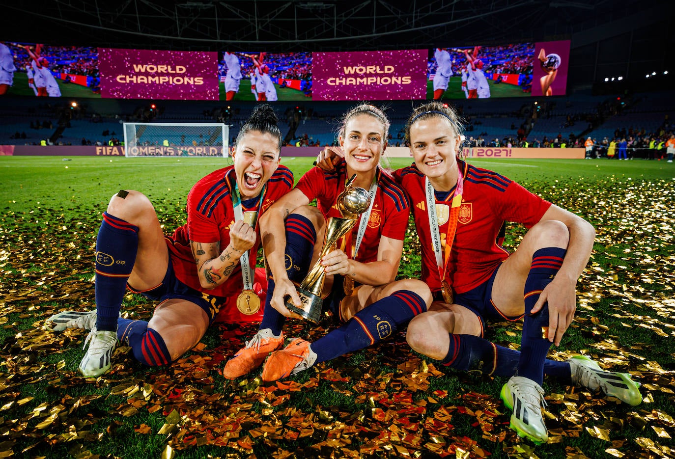 Jenni Hermoso, Alexia Putellas e Irene Paredes con la Copa del Mundo.