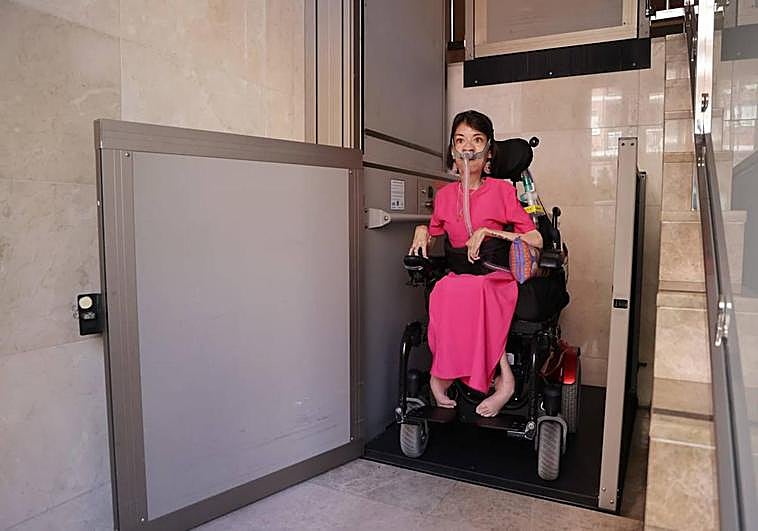 Ana Fernández sale del montacargas del edificio que ha estado ocho días sin funcionar y que sigue sin la pieza que necesita.