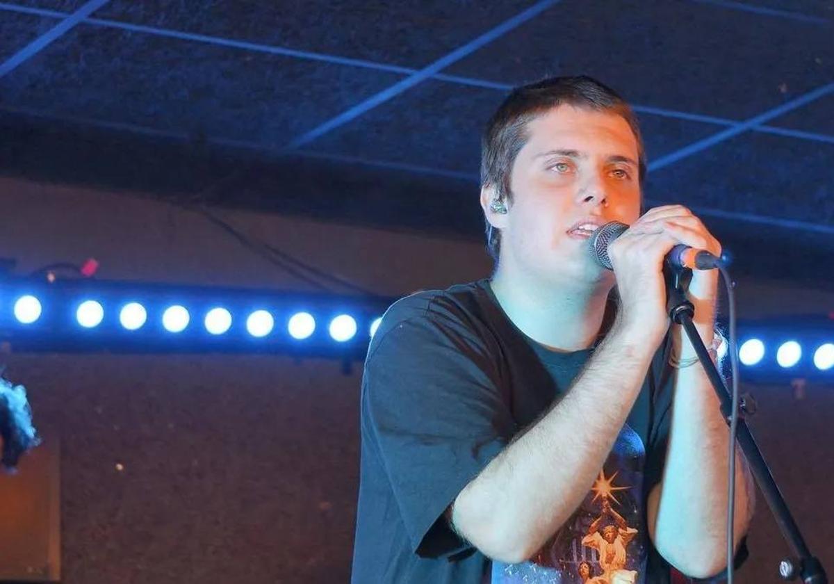 Andrés Ferreiro, hijo de Iván, en el concierto de su grupo Querido.