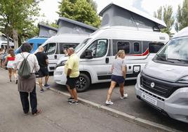 Exposición de autocaravanas en una feria celebrada en Asturias.