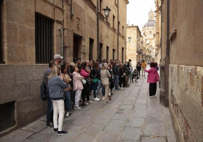 Turistas por el centro de Salamanca.