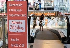 Acceso al supermercado de Alcampo en el Mercado del Val.