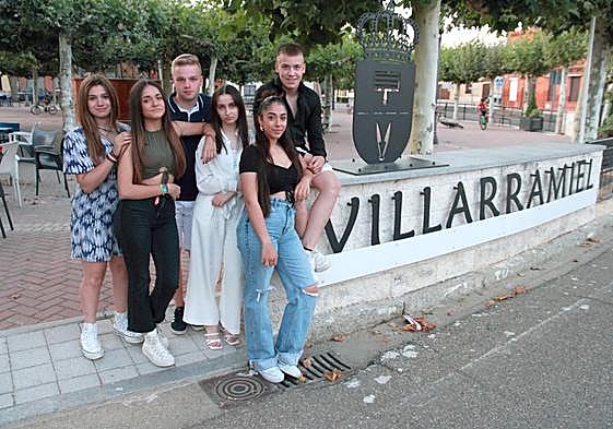 Damas y caballeros de las fiestas de Villarramiel.