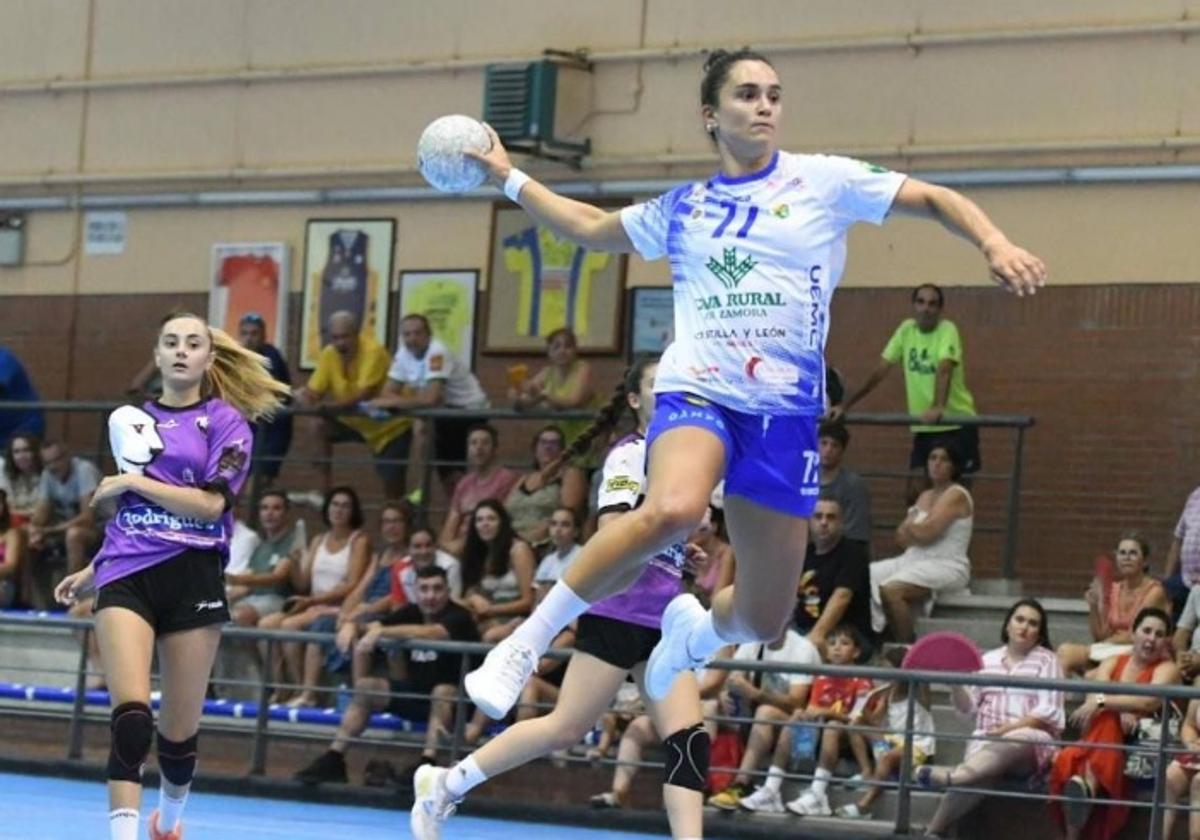Amaia culmina sin oposición una acción de contraataque.