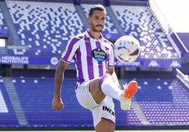 Gustavo Henrique domina la pelota en su presentación como jugador del Real Valladolid.