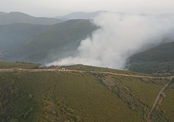 Imagen del incendio de la localidad berciana de Busmayor.