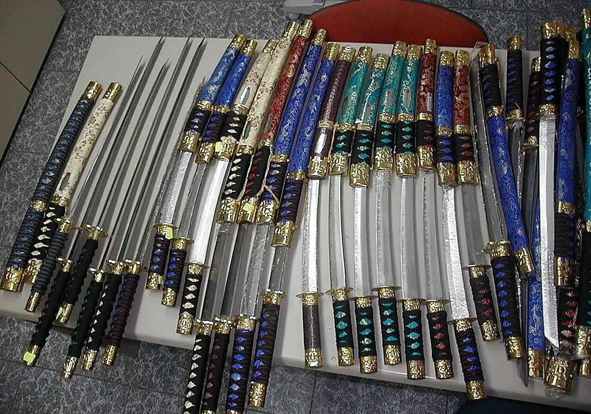 Ingresado en Psiquiatría tras incautarle dos katanas con las que se paseaba por Salamanca