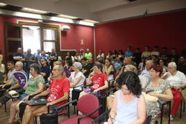 Vecinos asistentes al Pleno de Cuéllar donde se ha abordado la agresión producida esta madrugada.