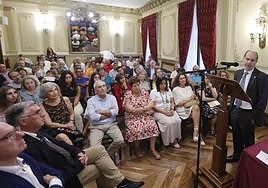 El pregonero interviene ante el público, familiares y representantes institucionales, este miércoles en el Casino.