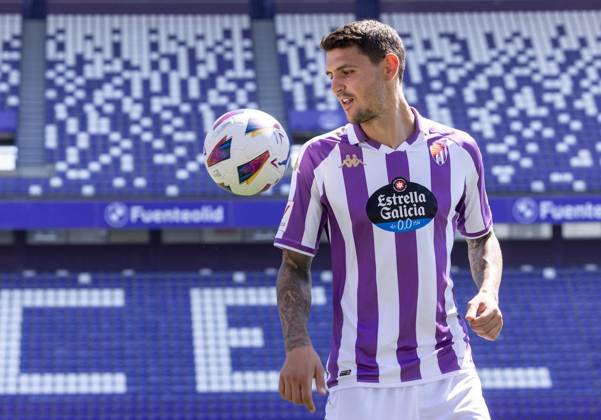 Stanko Juric toca el balón durante su presentación en Zorrilla.