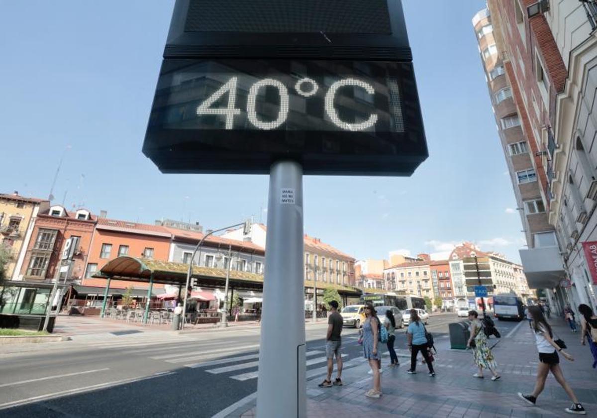 El termómetro marcaba 40 grados el martes en la plaza de España.