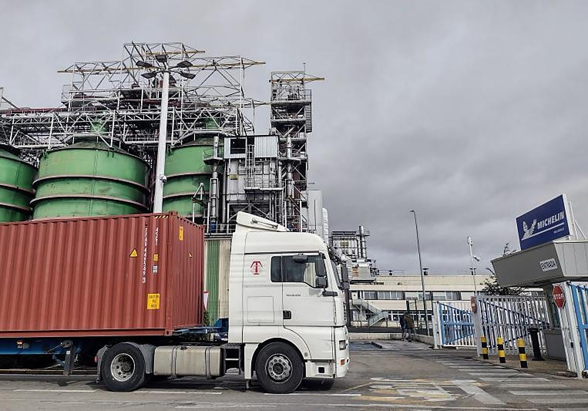 Acceso a la planta de Michelin en Valladolid.