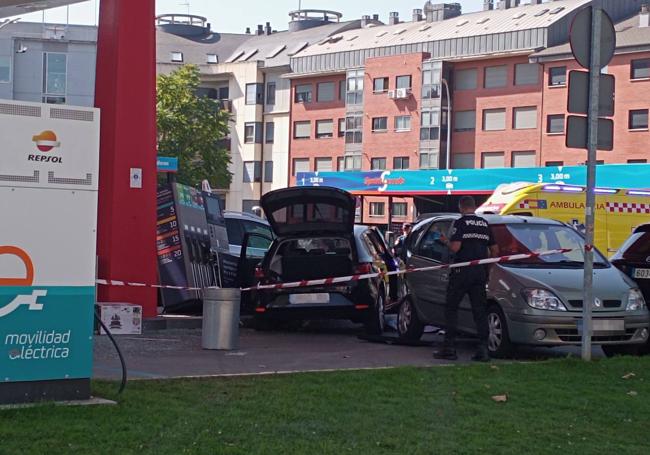 Imagen del accidente en la gasolinera de calle Cruz Roja, donde ha fallecido un hombre.