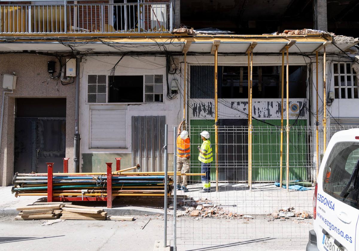 Apuntalamiento de la fachada del edificio de la calle Goya, 32.