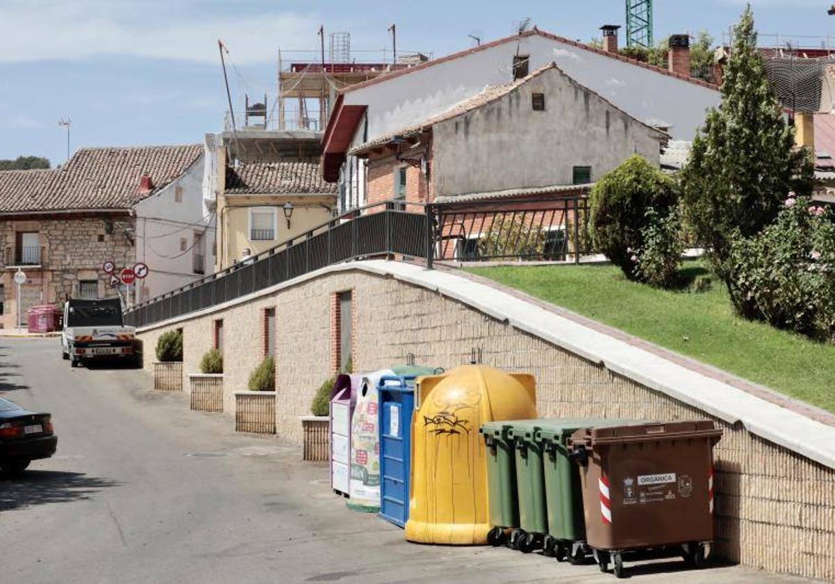 Fila de contenedores en una calle de Zaratán, con el de orgánico en primer plano.