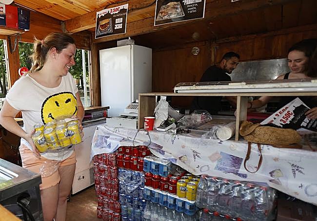 Los camareros de la caseta de Metropolitan ultimaban detalles antes de la apertura.