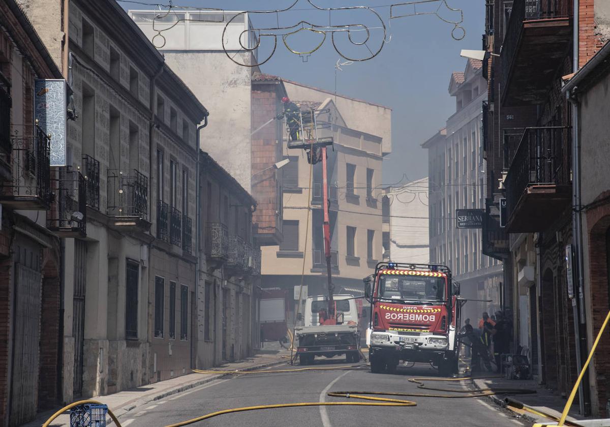 Un incendio arrasa una casa en Cantalejo y obliga a desalojar la zona