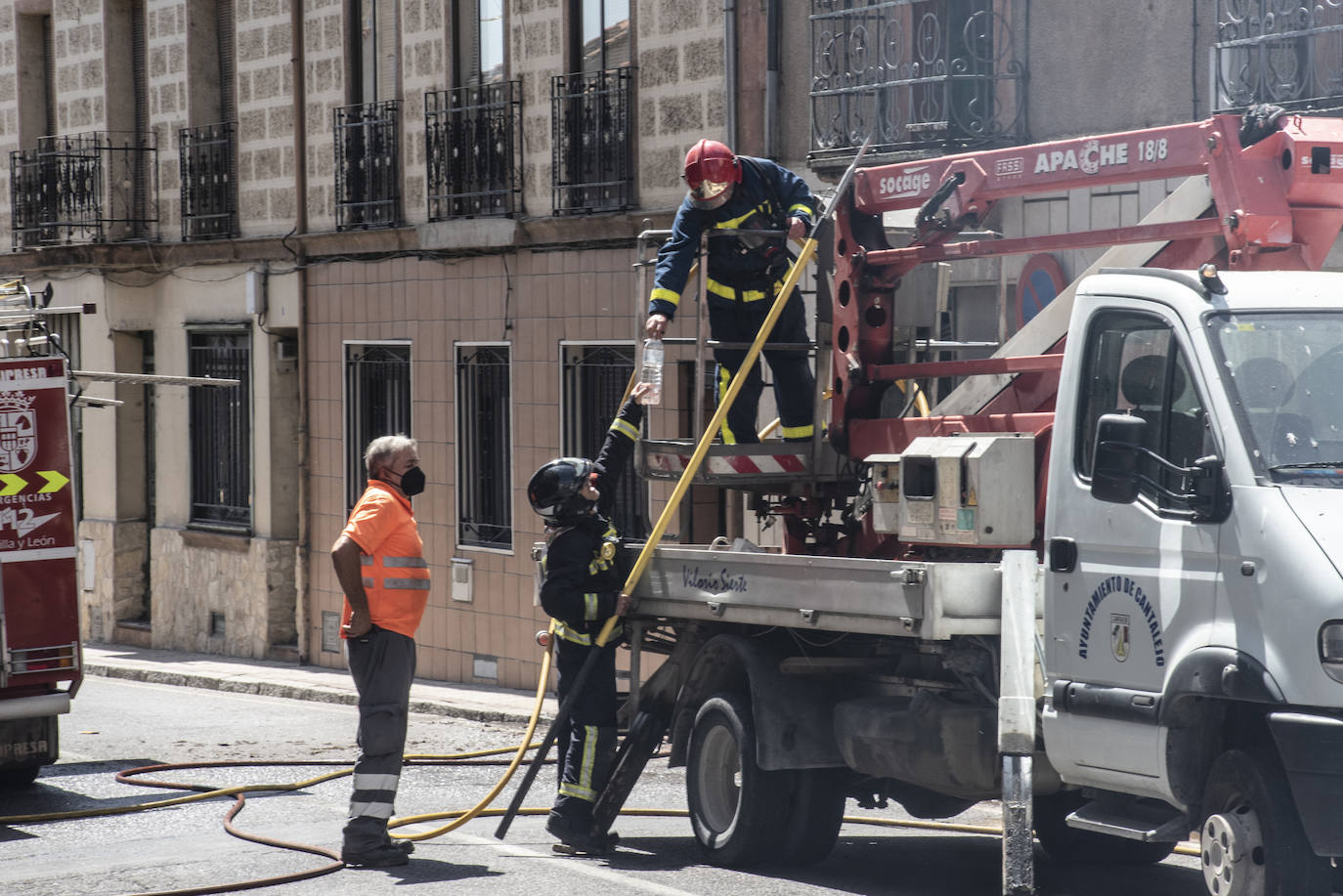 El incendio de una casa en Cantalejo, en imágenes