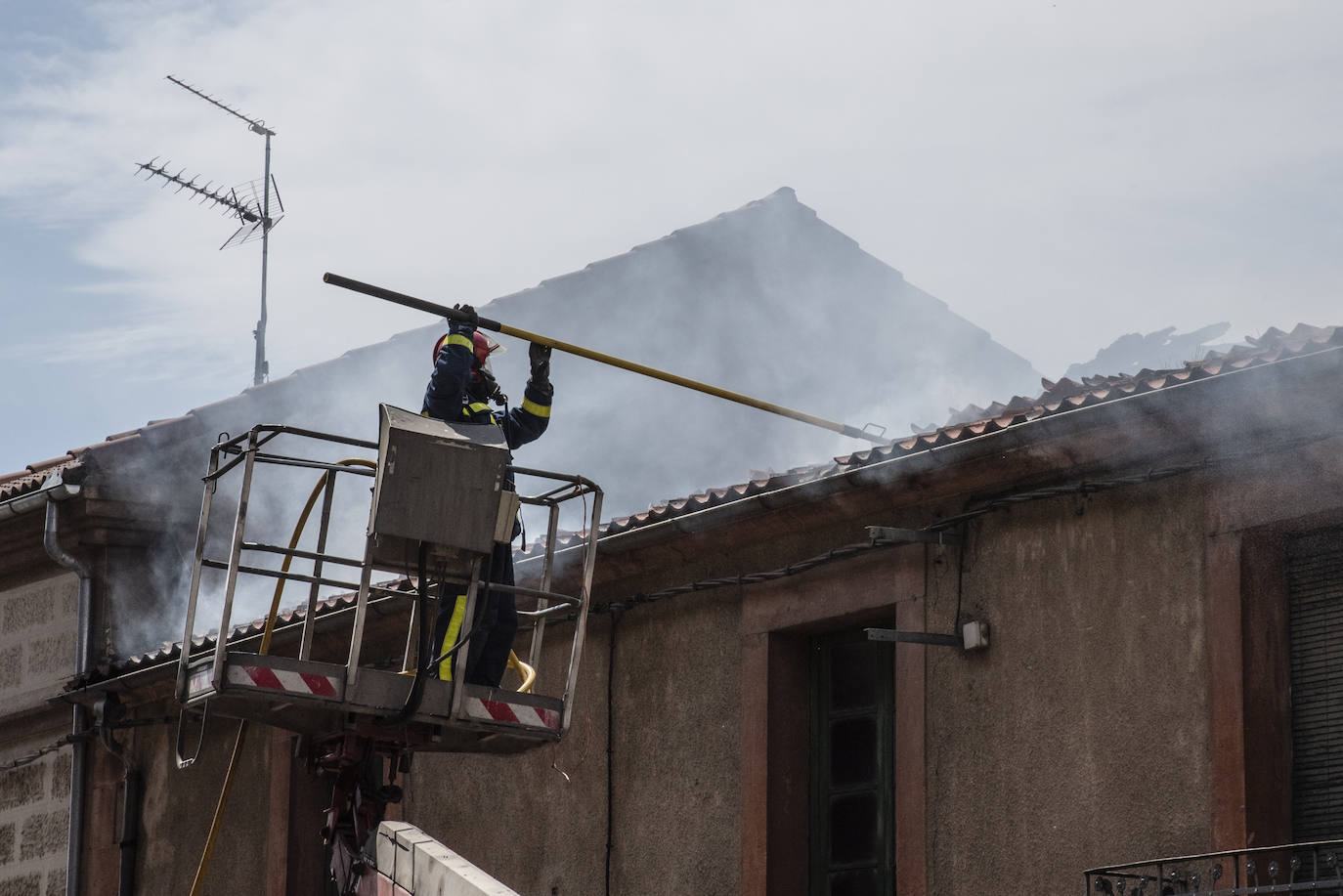 El incendio de una casa en Cantalejo, en imágenes