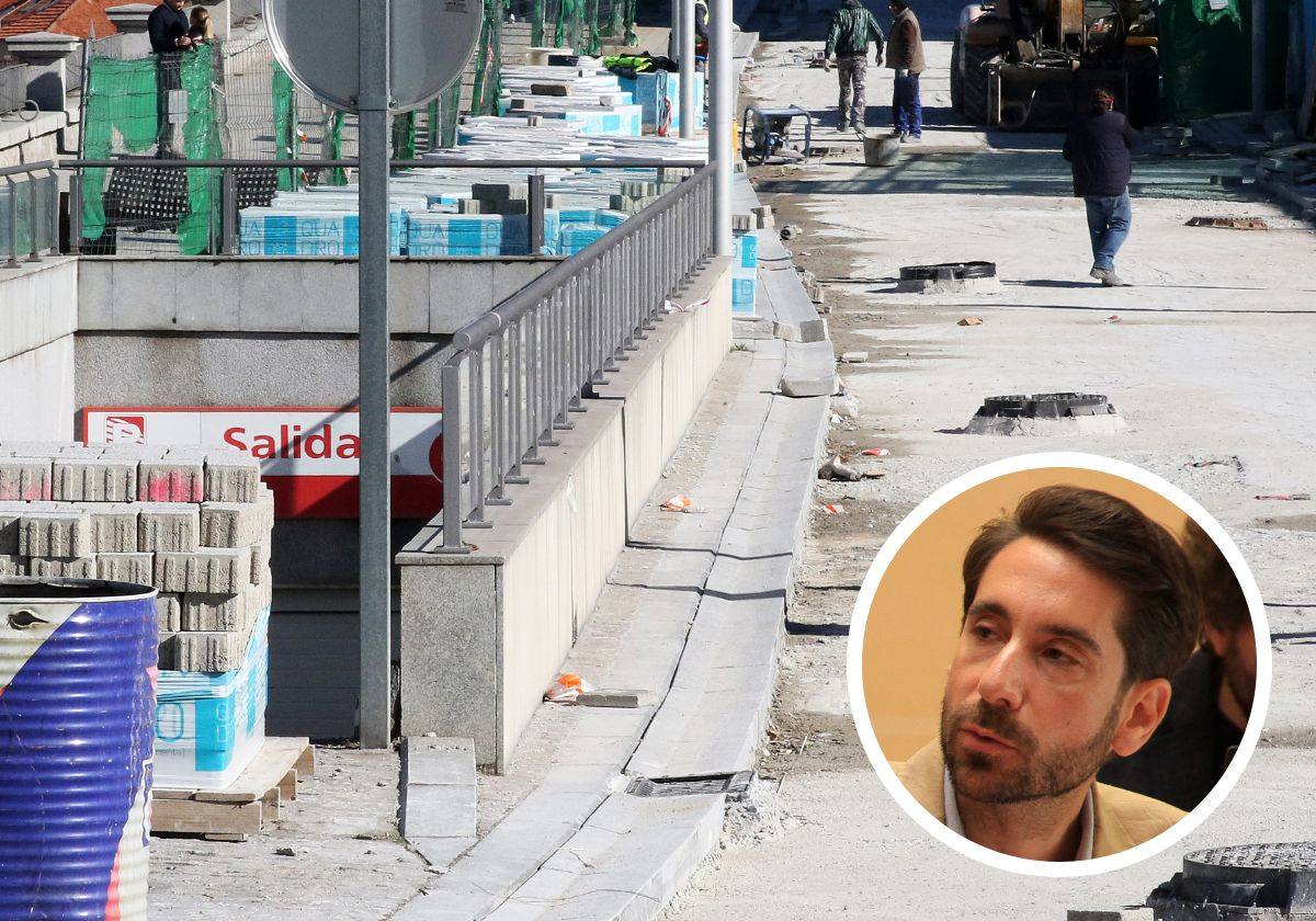 Trabajos de colocación del adoquín en Padre Claret en febrero y el concejal Miguel Merino.