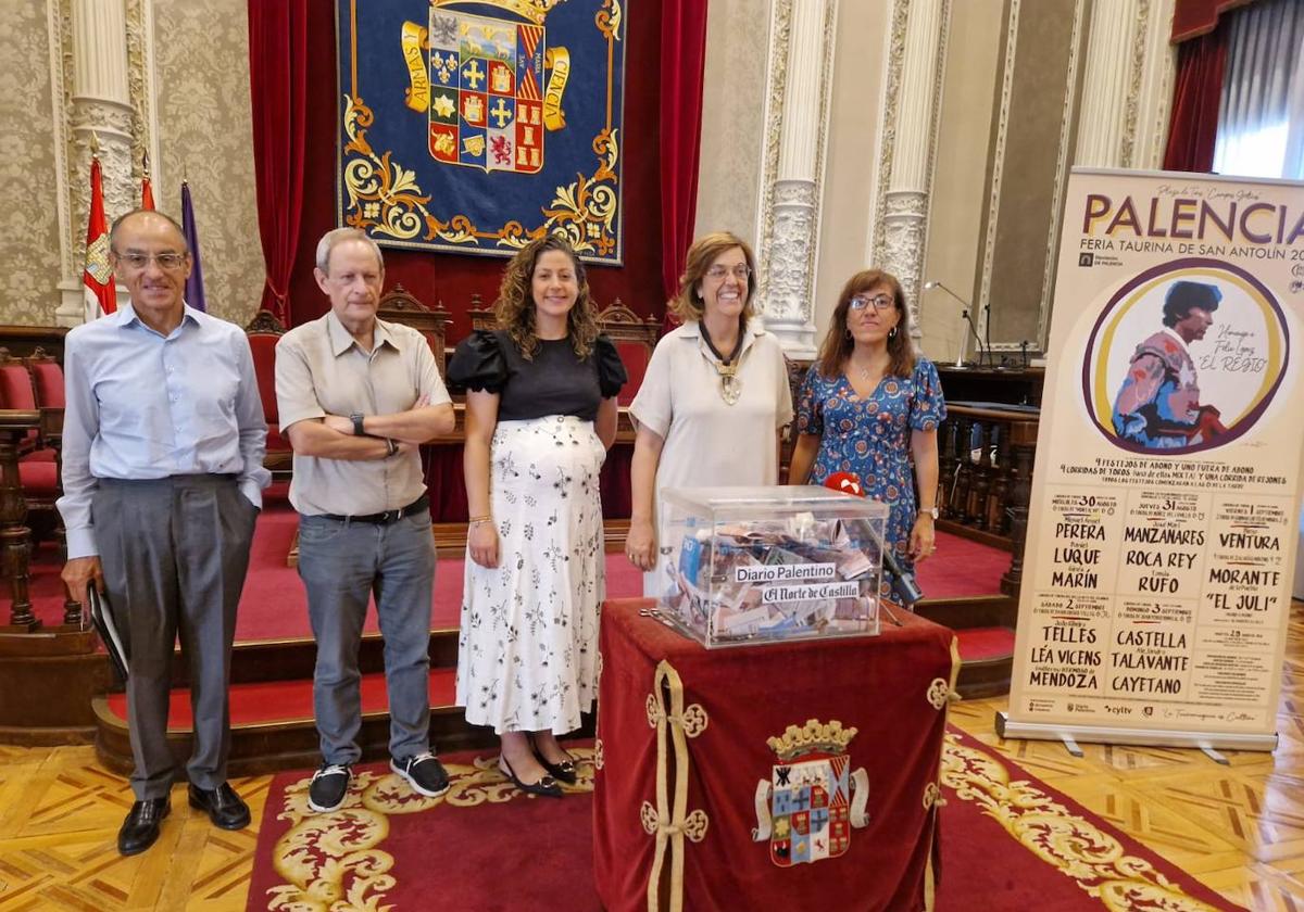 El notario, a la izquierda, junto a la presidenta de la Diputación, la diputada de Cultura, flanqueadas por los representantes de El Norte de Castilla y Diario Palentino.