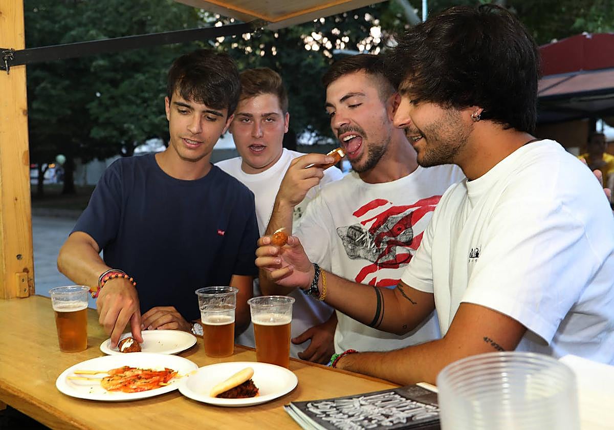 Cuatro jóvenes, en el arranque de la Feria de Día en el Salón.