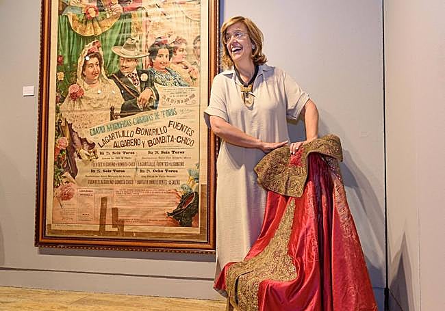 La presidenta de la Diputación, Ángeles Armisén, con un capote, en la exposición.