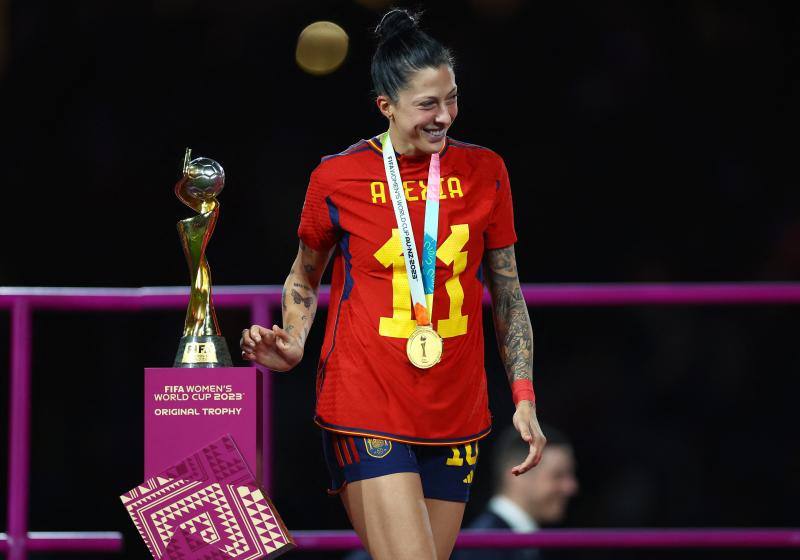 Jennifer Hermoso tras ganar el mundial con la camiseta de su compañera de equipo Alexia Putellas.