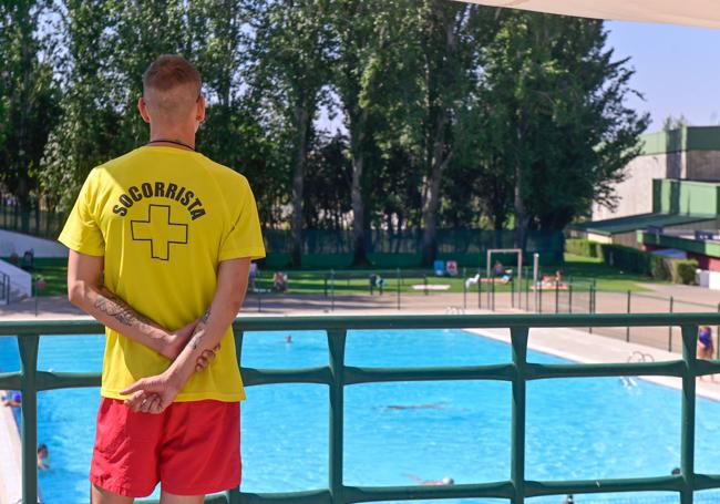 Alexander Martín, socorrista en la piscina de Canterac.