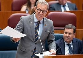 El consejero Mariano Veganzones y su secretario general, el pasado 23 de julio, en el seguimiento del escrutinio electoral en la sede de Vox en Valladolid.