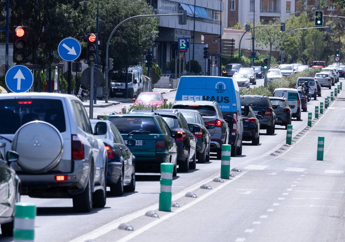 Una fila de coches, en el paseo Isabel la Católica en la mañana del viernes.