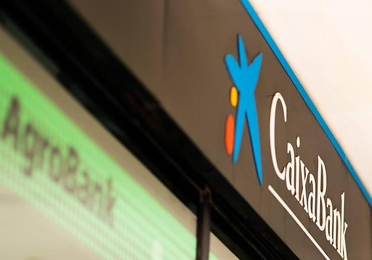 Logo de AgroBank en una oficina de CaixaBank.