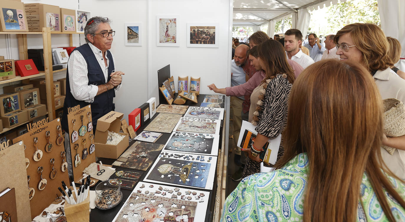 Libros y artesanía en el Parque del Salón