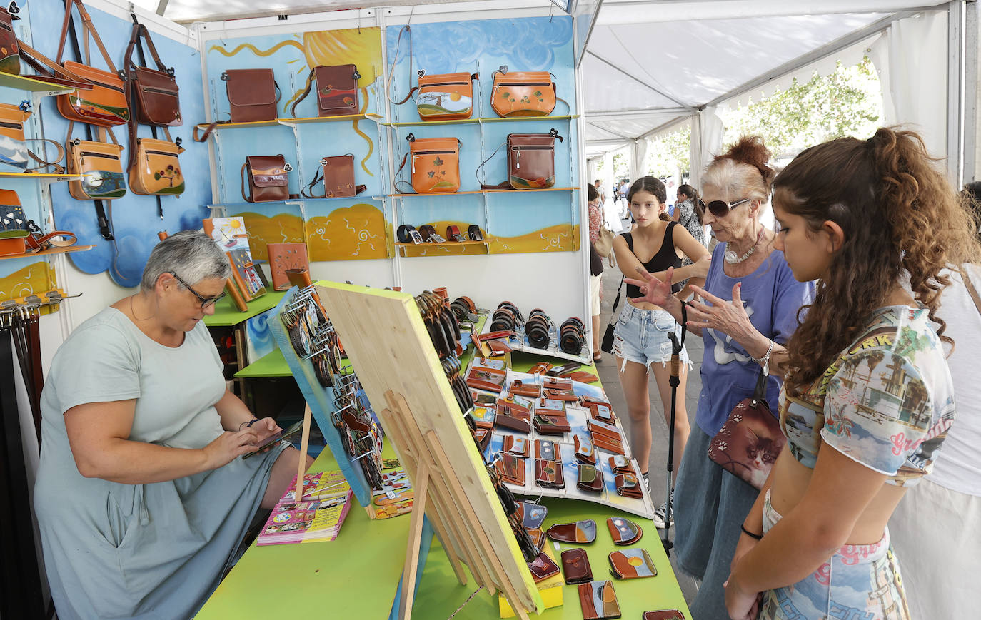 Libros y artesanía en el Parque del Salón