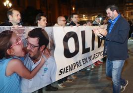 Eugenio García, el padre de Olivia, contempla una foto de su hija en una concentración en Segovia.