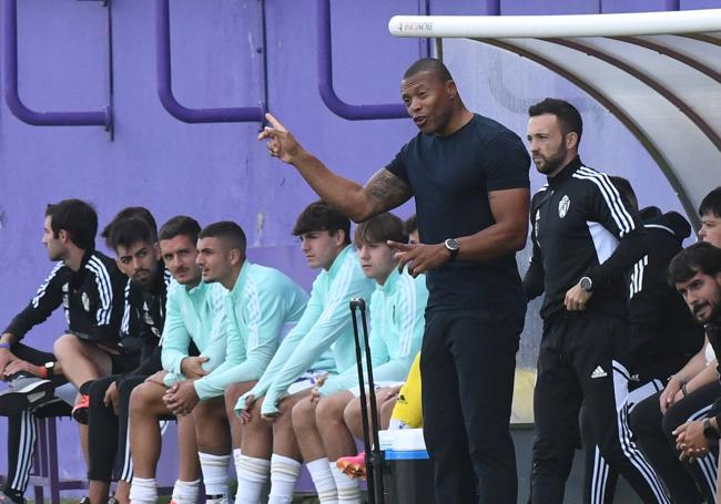 Baptista da indicaciones a sus jugadores en el partido contra el Coruxo en los Anexos de la pasada campaña.